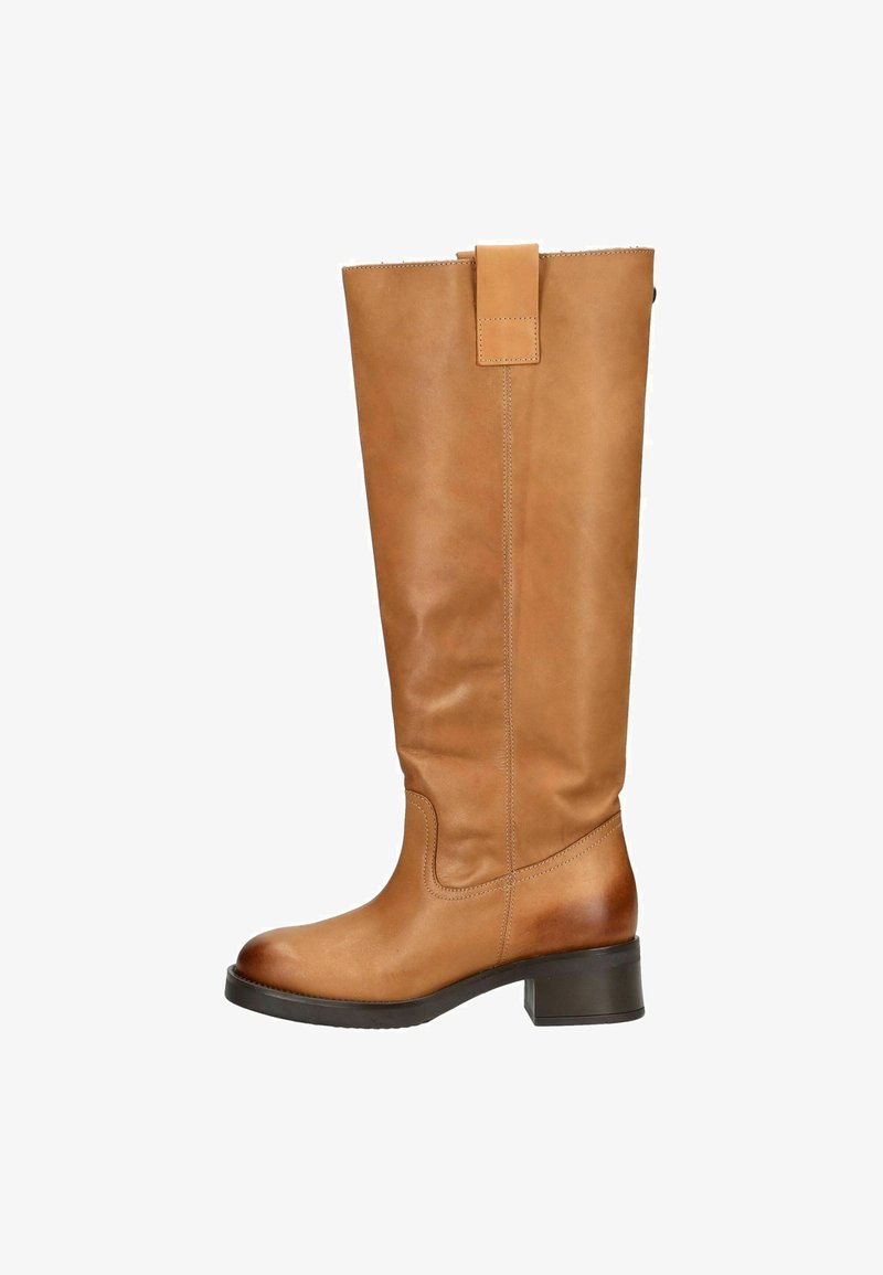 Brązowe skórzane kozaki do kolan o gładkiej fakturze, zaokrąglonym nosku i kwadratowym obcasie. Posiadają tylną pętle do zakupu oraz szczegóły przeszyć po bokach.