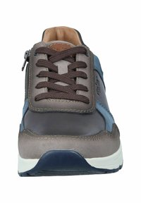 Baskets grises et bleues en cuir et daim, avec des lacets ronds et une fermeture éclair sur le côté ; semelle blanche robuste avec une légère texture.