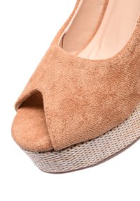 Scarpa platform aperta in suede color nocciola, con suola intrecciata simile a juta con una finitura strutturata e una fodera interna liscia.