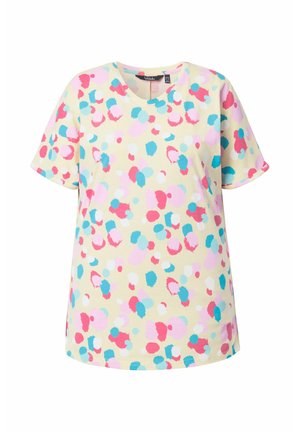 Chemise beige à manches courtes avec un motif abstrait coloré de taches en coups de pinceau rose, rouge, bleu et blanc.