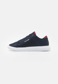 Navyblaue Mesh-Sneaker mit weißer Gummisohle, runder Zehenpartie und kontrastierenden roten Akzenten an der Ferse und Zunge. "HILFIGER"-Logo an der Seite.