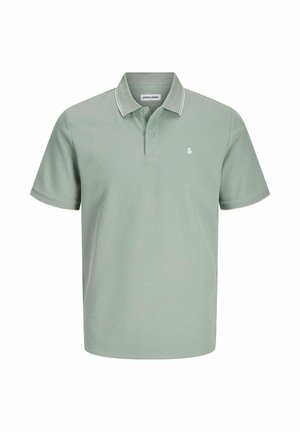 Polo shirt vert clair en tissu texturé, avec un col court, une patte de boutonnage à deux boutons et un logo subtil sur la poitrine.