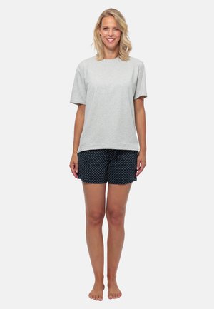 Grijs katoenen T-shirt met korte mouwen, gecombineerd met marineblauwe shorts met witte stippen en een verstelbare taille met koord.