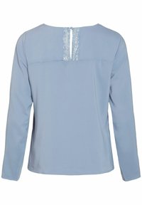 Ljusblå blus med långa ärmar och spetsdetalj vid bakhalsen, slät textur och avslappnad passform. Enkel stil utan ytterligare m önster.