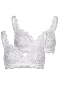 Sujetadores de encaje blanco con tirantes ajustables, bordes en forma de ondas y patrones florales. La tela es suave con un acabado delicado y texturizado.