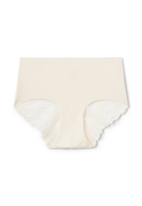 Crème-kleurige hipsteronderbroek met een soepele stof aan de voorkant en ingewikkelde kantafwerking langs de zijkanten en achterkant, voorzien van golvende randen.