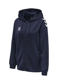 Marineblaue Kapuzenjacke mit Reißverschluss, weißen Chevron-Streifen auf den Schultern, Fronttaschen, Kordeln und hummel-Logo auf der Brust.