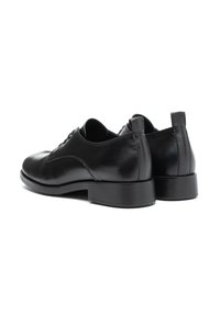 Pantofi de piele negri, cu o finisare netedă, vârf rotund și toc jos. Dispun de un design cu șireturi și detalii cusute pe laterale.