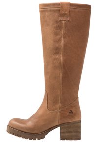 Bota alta hasta la rodilla de cuero color canela con acabado liso, punta redonda y caña texturizada. Cuenta con un tacón grueso y una marca minimalista en el lateral.