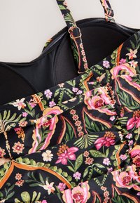 Schwarzer Badeanzug mit pinken, orangen und weißen Blumen, verstellbaren Trägern und geformten Cups.