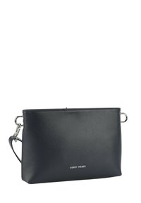 Bolso de mano de cuero negro texturizado, cierre de cremallera, acentos de hardware plateado, correa desmontable, diseño minimalista, logo de la marca en la parte frontal.