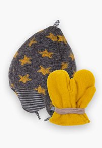 Grau gestrickte Mütze mit gelbem Sternmuster und gestreiftem Innenfutter, kombiniert mit gelben, flauschigen Handschuhen, die mit einem braunen Riemen gesichert sind.