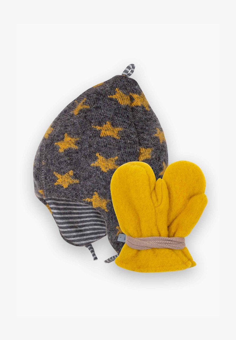 Bonnet en tricot gris avec un motif d'étoiles jaunes et une doublure rayée, accompagné de mitaines jaunes en peluche, maintenues par une sangle marron.
