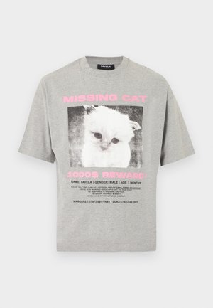 Siva pamučna majica s centralnom crno-bijelom slikom mačke, ružičastim natpisom "NESTALA MAČKA" i ispisanim detaljima o nagradi ispod.