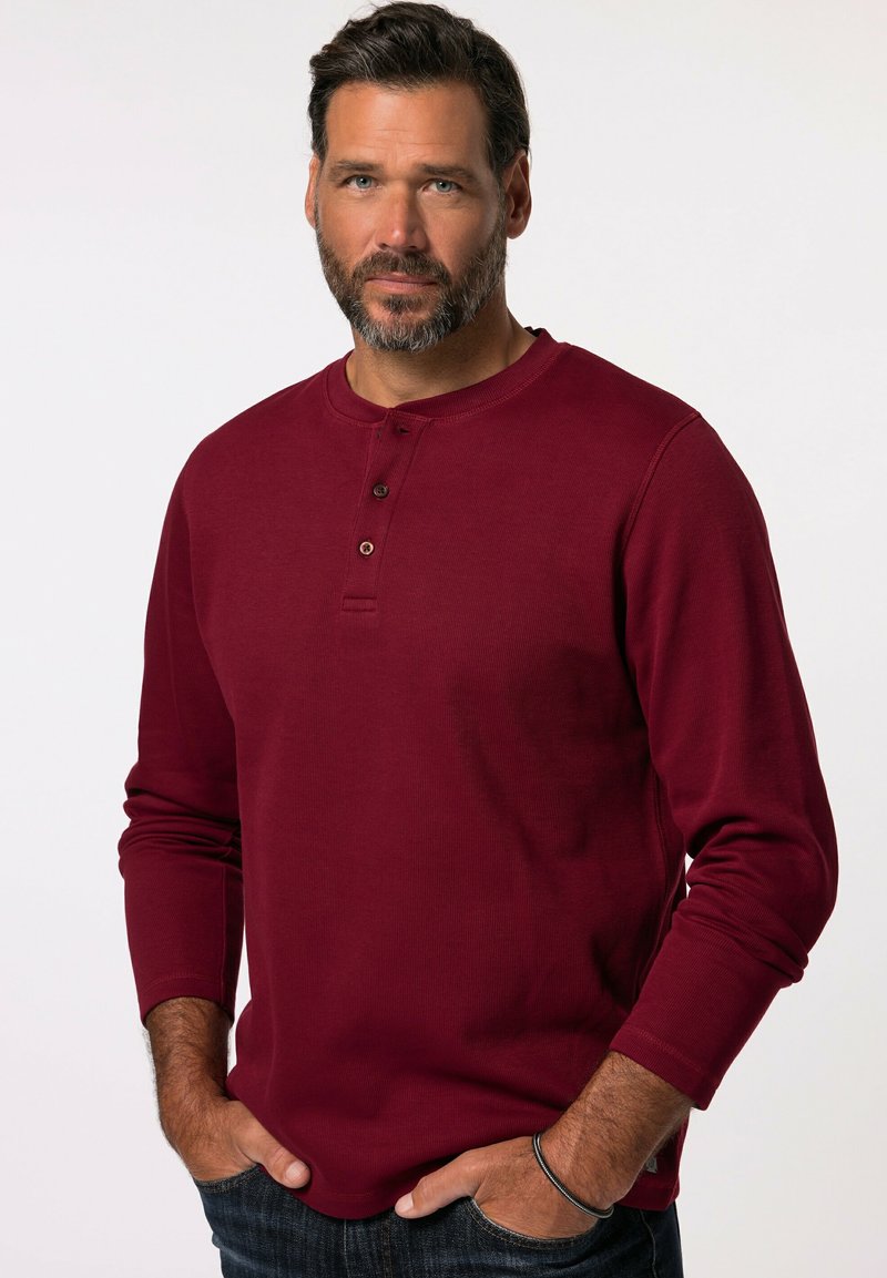 Bordeaux-rotes Langarm-Henley-Shirt mit drei braunen Knöpfen am Kragen. Hergestellt aus geripptem Stoff, mit einem lässigen Schnitt und Rundhalsausschnitt.