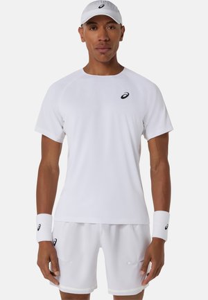 Weißes Sportoutfit bestehend aus einem kurzärmligen Shirt und Shorts mit schwarzen Akzenten und Logo. Inklusive weißer Handgelenkbänder und Kappe.