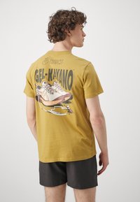 ASICS ROAD GRAPHIC TEE MEN - Marškinėliai su spaudiniu - lemongrass