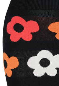 Černé punčocháče s květinovým vzorem v červené, oranžové a bílé barvě. Design zahrnuje velké květiny s jednobarevnými středy a žebrovaným pasem.