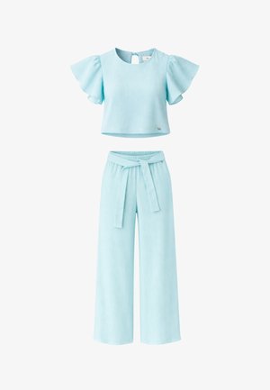 Completo azzurro chiaro in due pezzi con maniche corte a volant sul top corto e pantaloni a gamba larga a vita alta con cintura in tessuto.