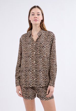 Conjunto de pijama de estampado de leopardo que incluye una camisa de manga larga con botones y pantalones cortos a juego. Fabricado con un tejido suave de textura lisa.