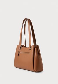 Brązowa torba typu tote z fakturowanej skóry z dwoma długimi paskami, zewnętrzną przednią kieszenią na zamek i wyraźną, usztywnioną formą. Złote akcenty.