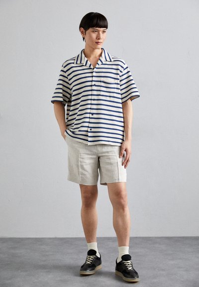J.LINDEBERG BARON - Shorts - safari beige