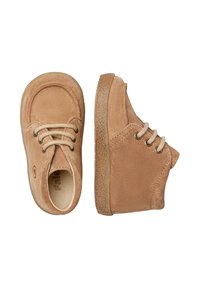 Stivaletti in suede marrone con punta tonda, lacci beige e suole in gomma testurizzata. Presentano cuciture laterali e un logo circolare sul lato.