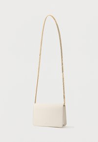 Λευκή δερμάτινη τσάντα ώμου με υφασμάτινη υφή, διαθέτει χρυσή αλυσίδα ως λουράκι και απλό κούμπωμα. Συμπαγής ορθογώνιο σχήμα.