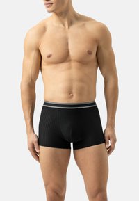 Boxer briefs neri con motivo a righe, morbida fascia elastica in vita e vestibilità aderente. Realizzati in tessuto elasticizzato per comfort e supporto.
