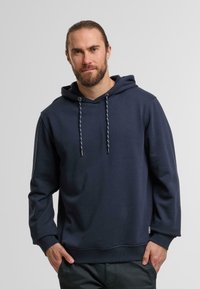 Navyblauwe hoodie van zacht stof, met een trekkoordkap, lange mouwen en ribbelmanchetten. Soepele structuur, casual ontwerp.