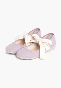 Helle lila Ballettschuhe aus strukturiertem Stoff, mit runder Zehenpartie und beigen Schleifen. Weiche Innensohle und flacher Profilsohle.