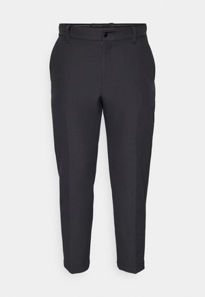 Pantaloni formali da uomo in grigio scuro, su misura, con passanti per cintura, chiusura con bottone, tasche laterali e vestibilità slim.