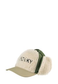Fleece-voering pet met een crèmekleurige voorkant, groene zijkanten en een beige klep. Voorzien van oorflappen en zwarte geborduurde tekst die "SOCKY" zegt.