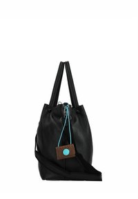 Borsa a secchiello in pelle nera con finitura testurizzata, chiusura con coulisse, lunghe tracolle e un'etichetta marrone con accentuazione blu.