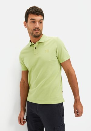 Lichtgroen poloshirt met een klassieke kraag, een knoopsluiting met drie knopen en een subtiel logo. Gemaakt van zachte, gladde stof met korte mouwen.
