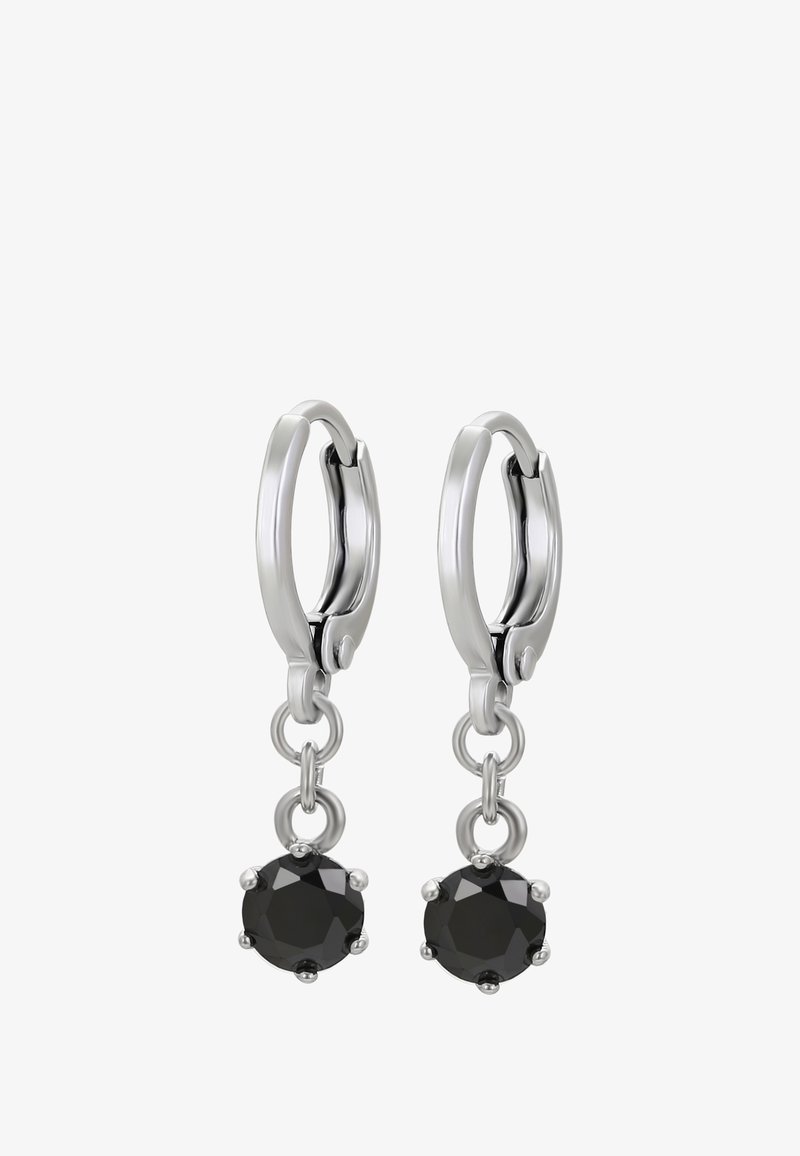 Silberne Creolen mit kleinen runden schwarzen Edelstein-Anhängern, die von jeder Creole hängen, vor einem weißen Hintergrund.