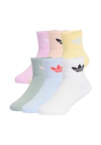 Πέντε ζευγάρια κάλτσες αστραγάλου σε παστέλ αποχρώσεις: ροζ, κίτρινο, πράσινο, μπλε και λευκό. Κάθε ζευγάρι έχει ριμπ μανσέτα και λογότυπο στο μπροστινό μέρος.