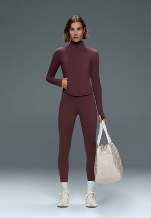 OYSHO, LIGHT AND WARM CROPPED TECHNICAL JACKET 32359332 - Veste légère - plum