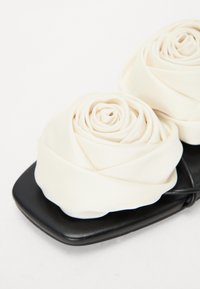 Steve Madden ROSALIND - Kotníkové sandály  - black/white