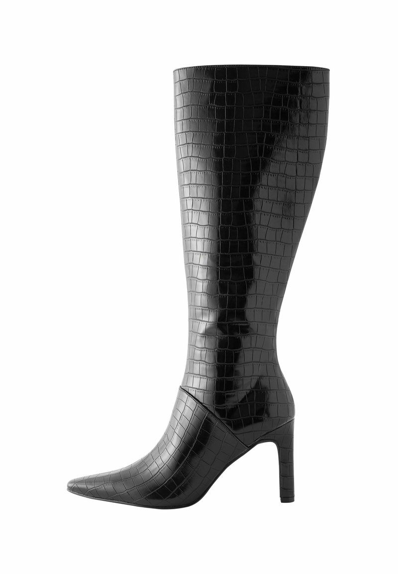 Črne kolenske škornje z krokodiljim vzorcem, s koničastim nosom in stiletto peto, ki se ponašajo z sijajno površino in oprijetim silhuetom.