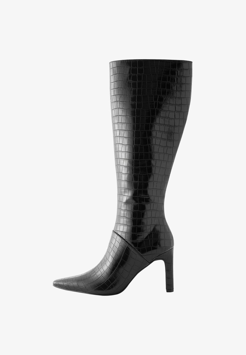 Černé kozačky do kolen s krokodýlí texturou, špičatou špičkou a jehlovým podpatkem, s lesklým povrchem a přiléhavým střihem.