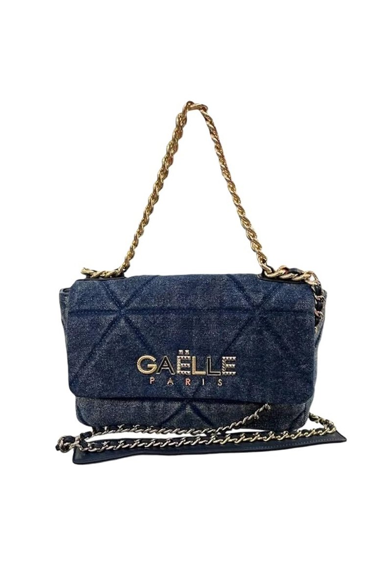 Borsa a tracolla in denim con texture trapuntata, tracolla in catena dorata e dettagli con logo. Presenta una chiusura a pattina e un ulteriore tracolla in catena.