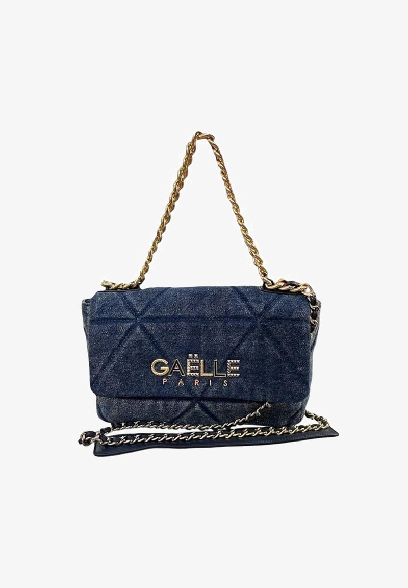 Borsa a tracolla in denim con texture trapuntata, tracolla in catena dorata e dettagli con logo. Presenta una chiusura a pattina e un ulteriore tracolla in catena.