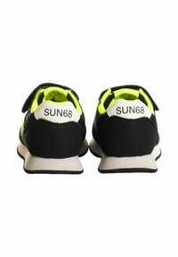 Scarpe da ginnastica nere con un pannello posteriore bianco con il marchio "SUN68", dettagli in giallo neon e una tomaia in tessuto testurizzato.