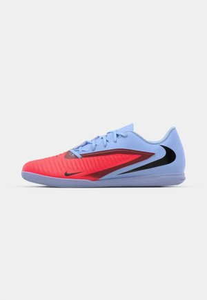 Scarpe sportive con uno schema di colori rosso e blu, dotate di una tomaia testurizzata, dettagli neri e un design a profilo basso con suola flessibile.