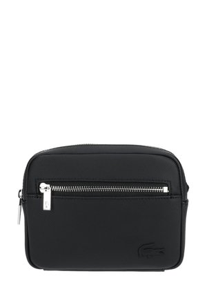 Bolso rectangular negro con textura, con un bolsillo frontal con cremallera y un logo de cocodrilo en relieve en la esquina inferior derecha.