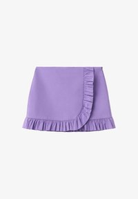 Falda cruzada lila con ribete fruncido a lo largo de la solapa frontal curva y el dobladillo, hecha de tela suave.