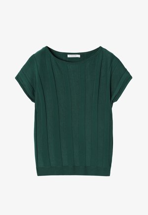 Zelena kratka majica z kratkimi rokavi, izdelana iz mehkega materiala, z navpičnimi gubami in okroglim izrezom. Spodnji rob je ribast za tesno prileganje.