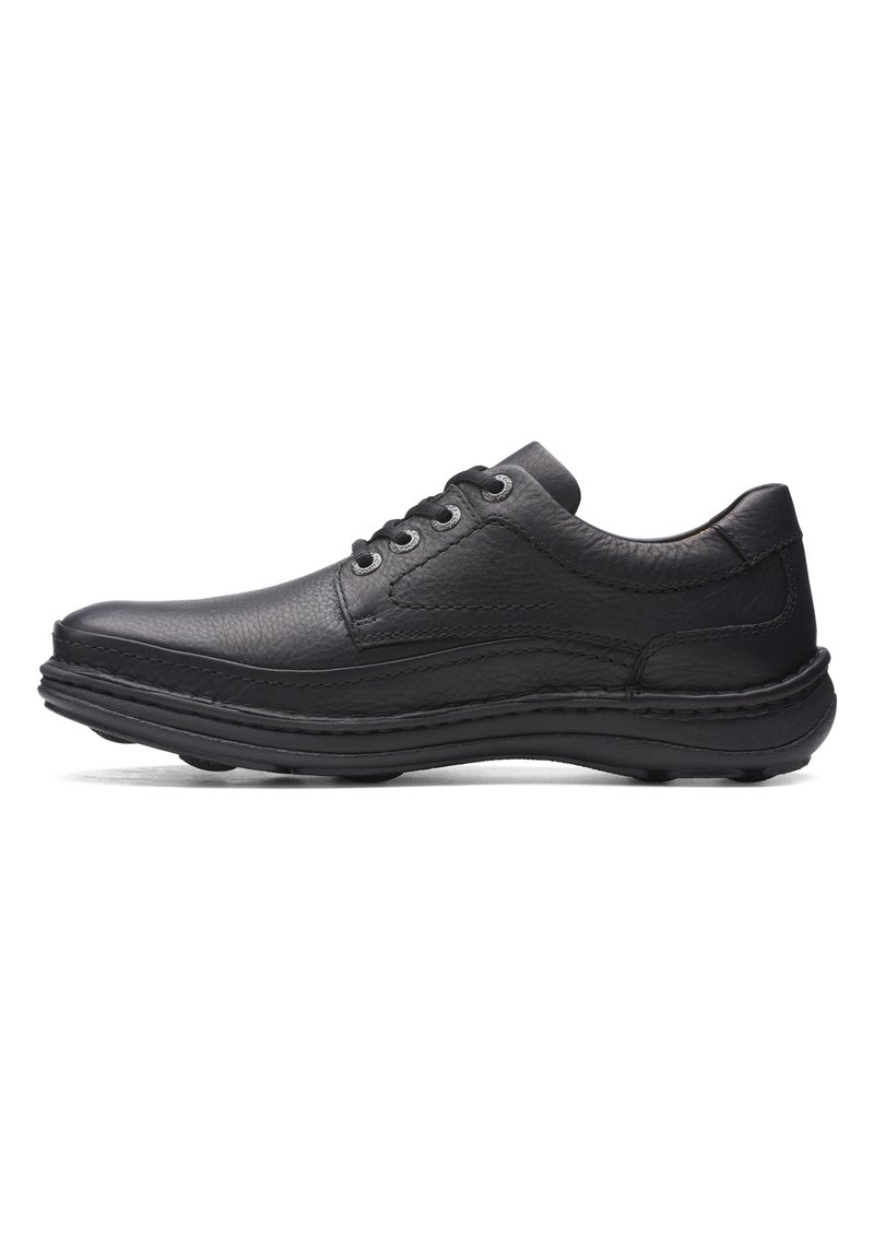 Schwarze Lederschuhe mit strukturierter Oberfläche, niedrigem Profil, runder Zehenform und fünf Ösen zur Schnürung. Robuste Gummisohle.