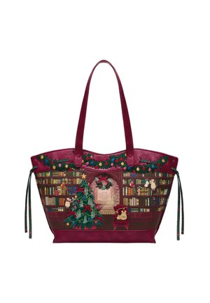 Bolso tote burdeos con árbol de Navidad, corona, calcetines, guirnalda, estanterías, ratones y un gato en una silla en una escena acogedora de biblioteca.